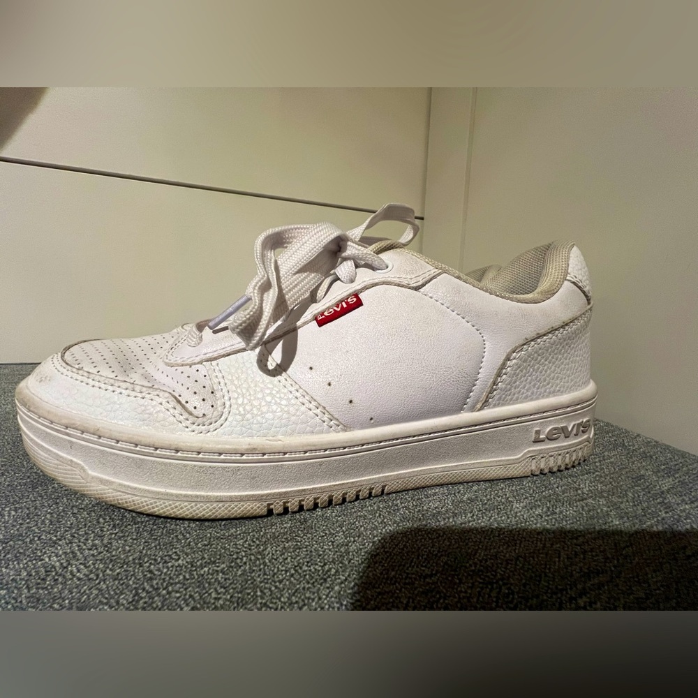 Levi’s drive low top white shoes size 7